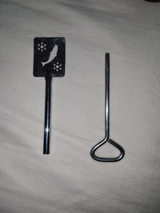 Abre latas antigo e  alisador de manteiga e  para fazer desenhos .