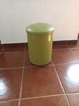 Puff verde de plástico almofadado