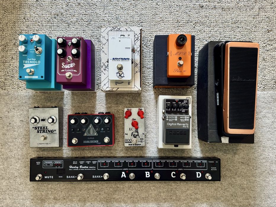 Pedais Flanger, Phaser, Tremolo, Overdrive, Wah, Boost, Reverb, Looper