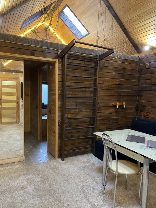 Будиночок з теплим басейном