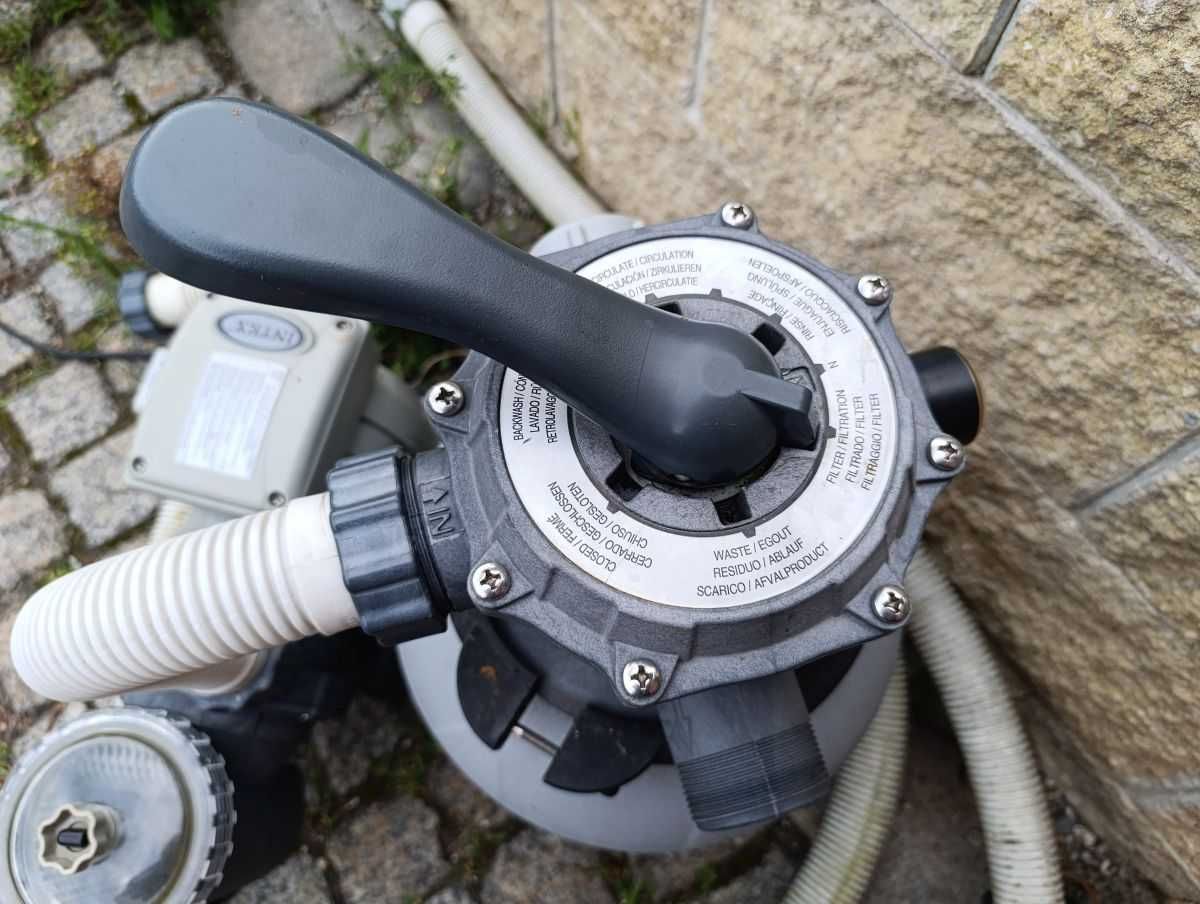 Filtr piaskowy z pompą INTEX SF80220-1 + kulki filtracyjne