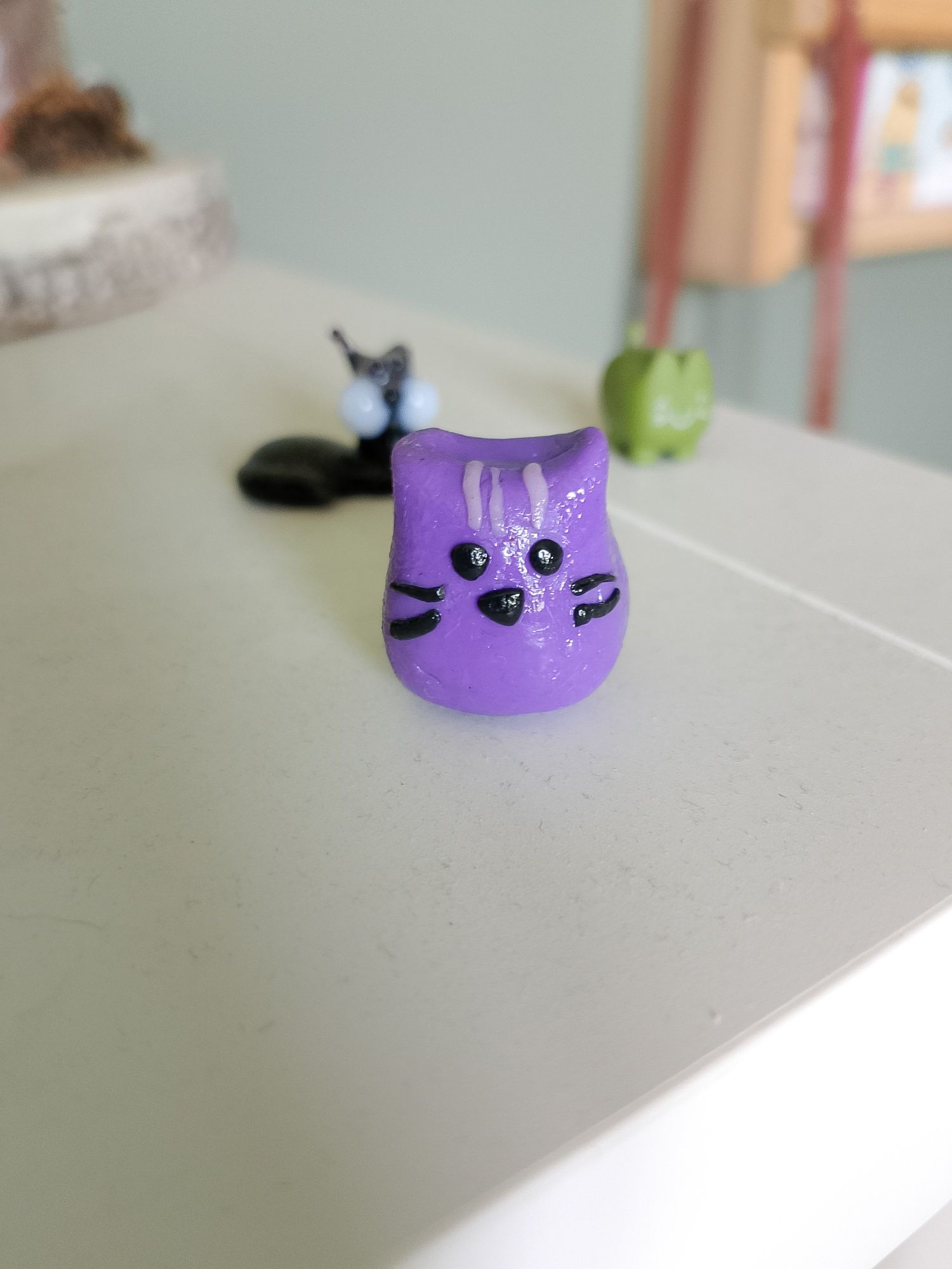 Fioletowy kotek z modeliny