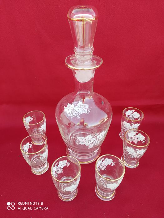 Garrafa em vidro com seis cálices  peq.defeito visível na foto
