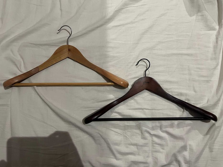 Cabides de Madeira para Fatos/Casacos Ombro Largo (5 Claros 3 Escuros)