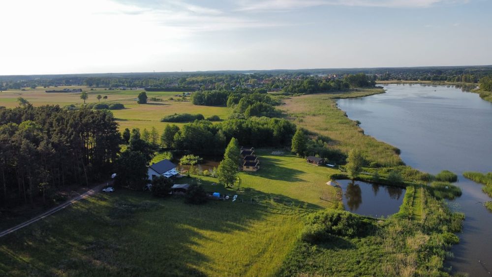 Domek , domki nad jeziorem Serbinówka.