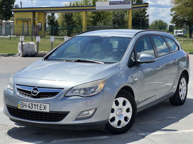Opel Astra J 2011 год. 1.3 турбо состояние отличное