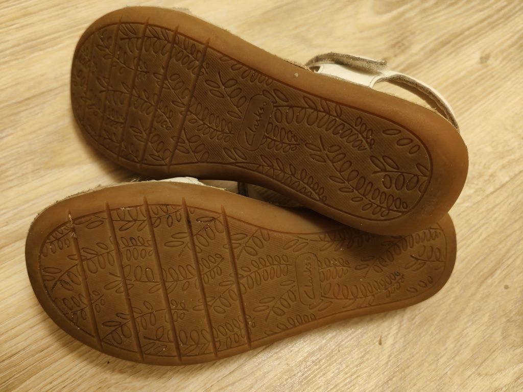 Białe skórzane sandałki clarks w rozmiarze 13F 32 M