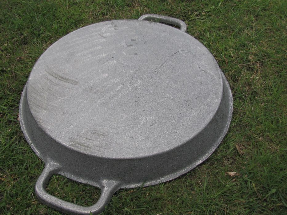 Patelnia żeliwna z pokrywą na ognisko 50 cm najwyższa jakość Żeliwiak