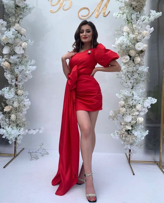 Червона сукня на одне плече, індивідуальний пошив.