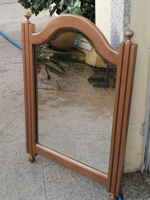 Vendo ESPELHO com moldura em madeira maciça como novo.