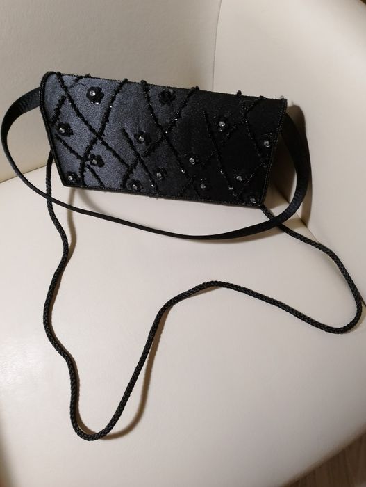 Mała czarna torebka okolicznościowa