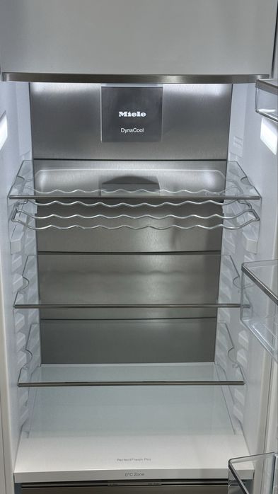 Вбудований холодильник K7748D.  2024 рік. Стан ідеальний! Як новий !!