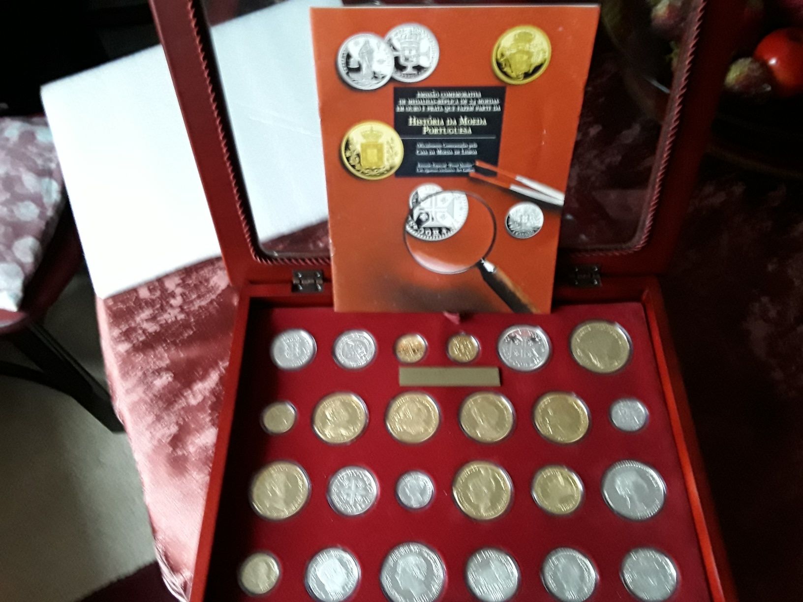 Moédas e medalhas para colecionadores.