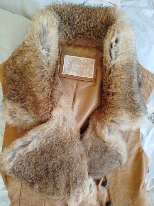 Colete em pele genuína com acabamentos em pele de coelho, tamanho 36