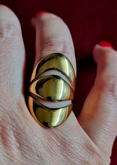 Anel dourado, em aço, diferente e muito elegante. Ajustável