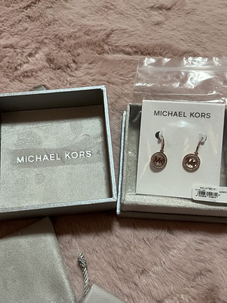 Michael Kors kolczyki wiszące Brilliance różowe złoto logo MK pudełko