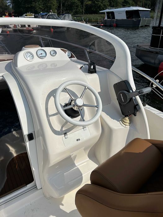 JACHT  motorowy  WINNER 800 silnik SUZUKI 250 km V6