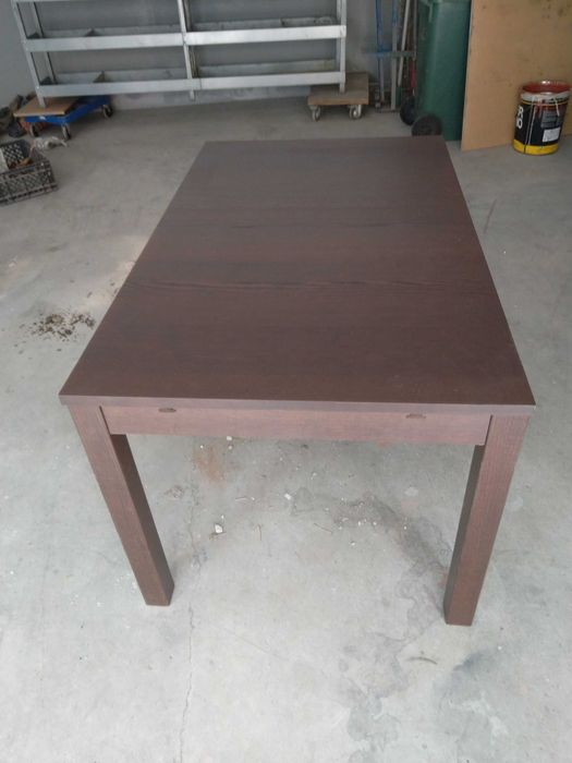 mesa em estrutura de madeira