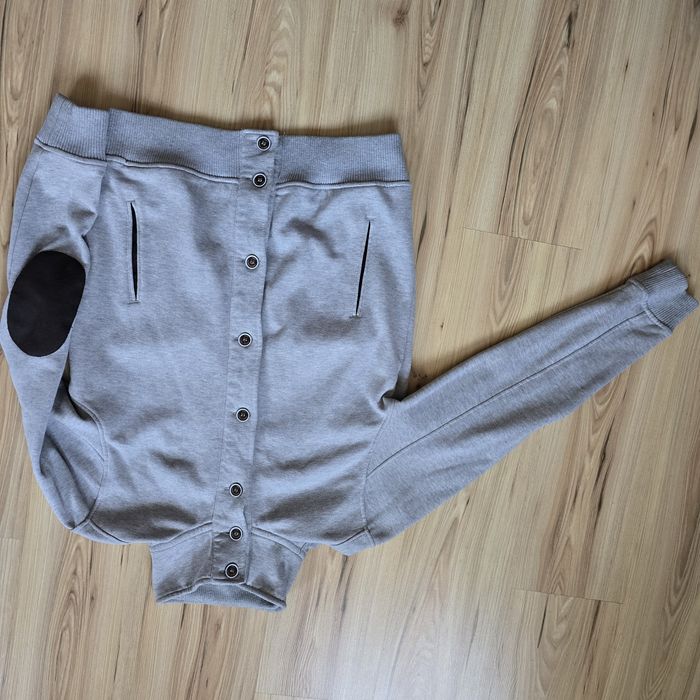 Bluza zapinana. Reserved.