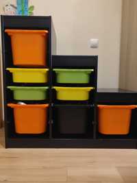 Móvel arrumação preto com caixas de várias cores, marca IKEA