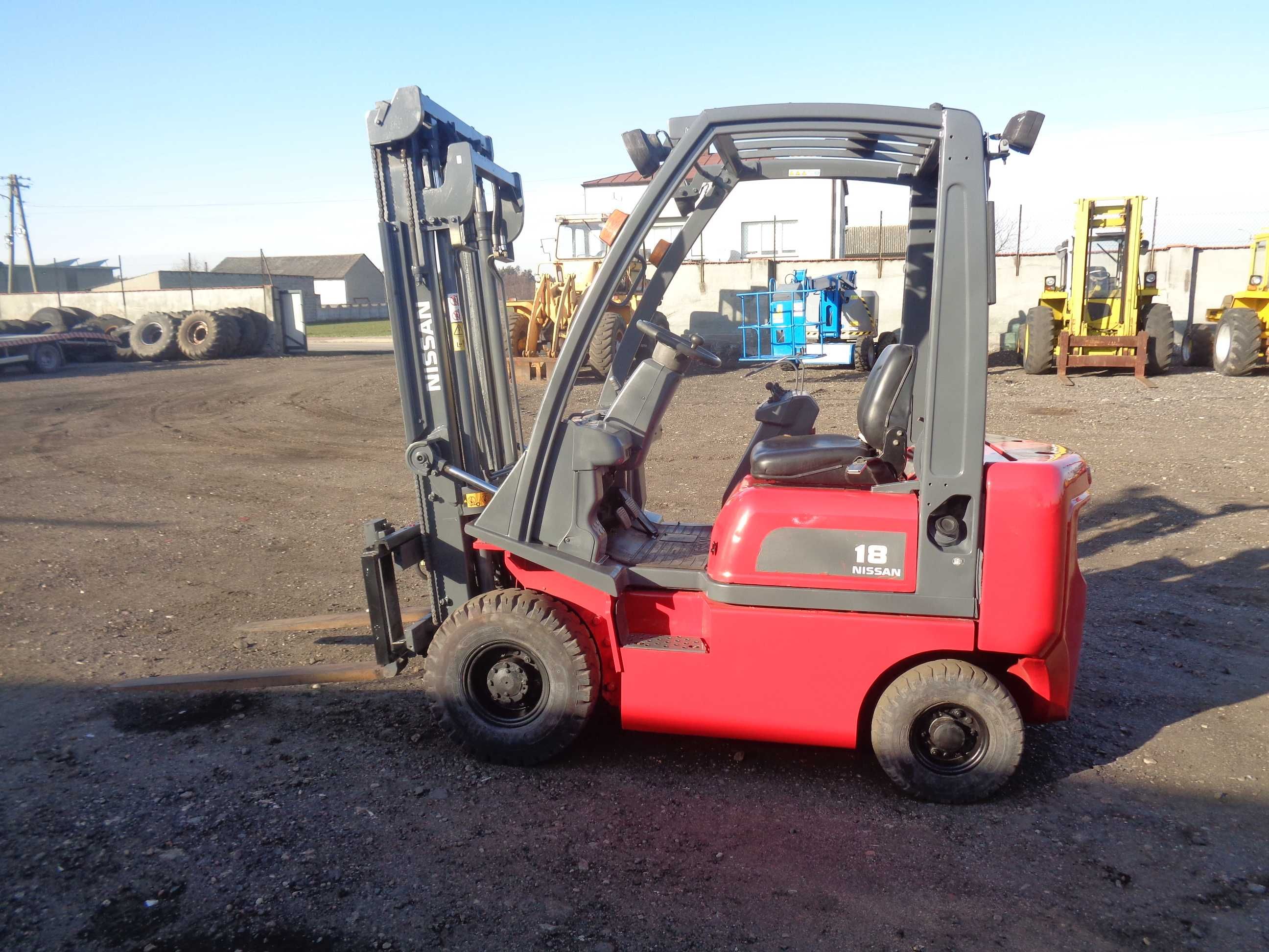 Wózek widłowy NISSAN FD01A18 z przesuwem bocznym 2004r