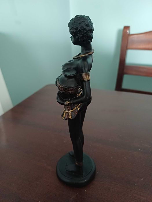 Pequena Estátua Africana em Madeira