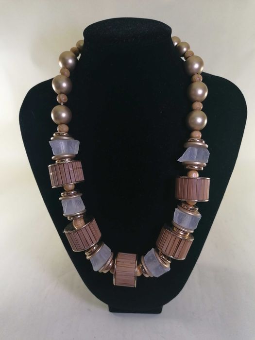 Colar com pedras douradas e com cilindros em madeira - Bijuteria