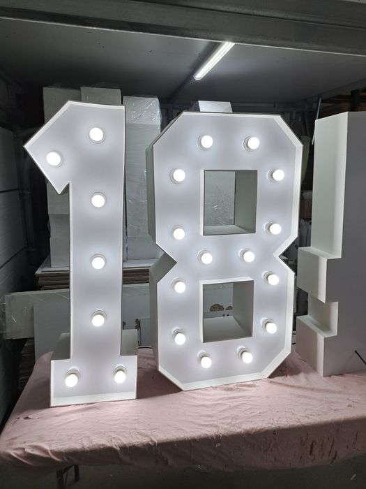 Cyfra 18 osiemnastka czarna biała podświetlana