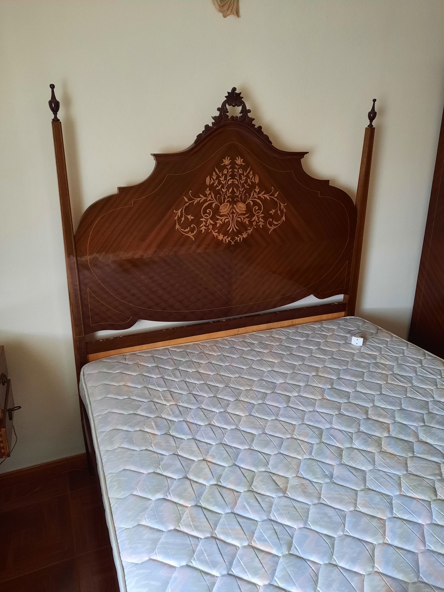 Cama antiga e roupeiro