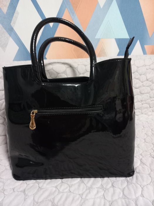 Чорна жіноча сумка .З натурального  лака.
