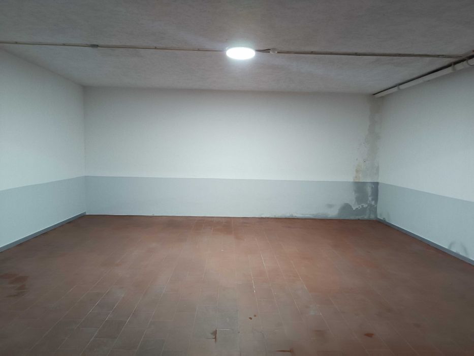 Aluga-se garagem fechada 2 carros e arrumos / armazém junto EN14