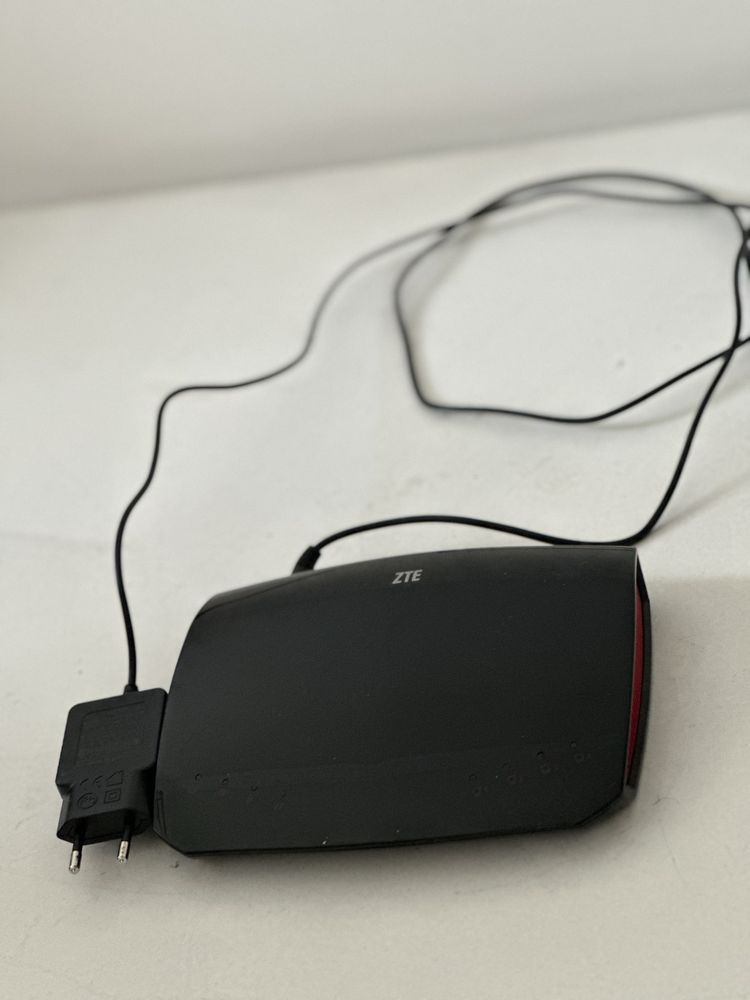 Router wifi ZTE z kablami