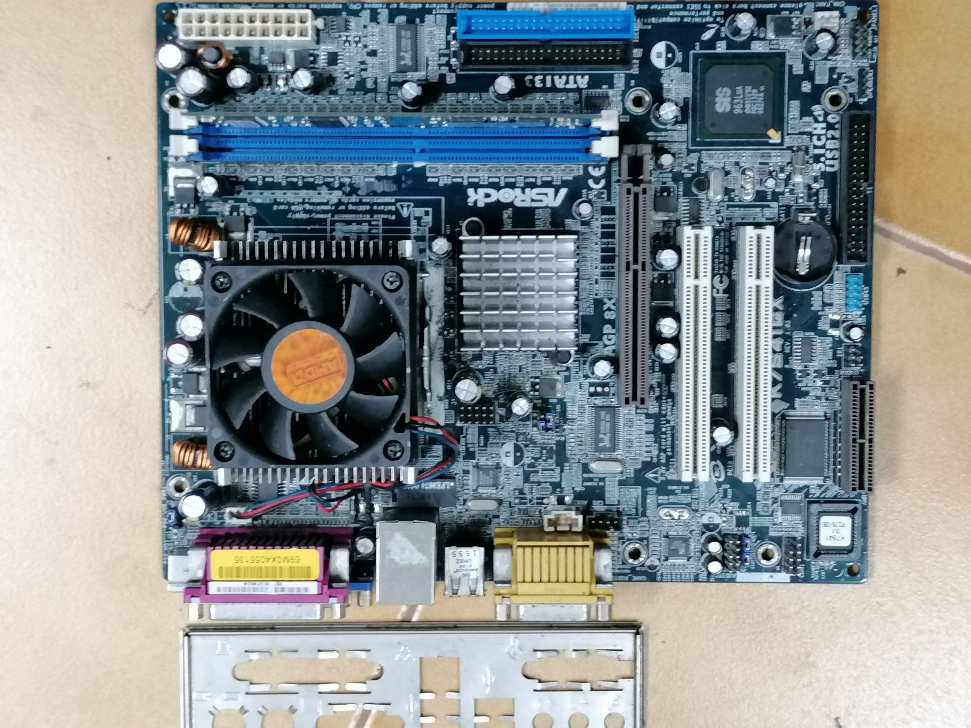 Board AMD com cpu, cooler, memórias e espelho