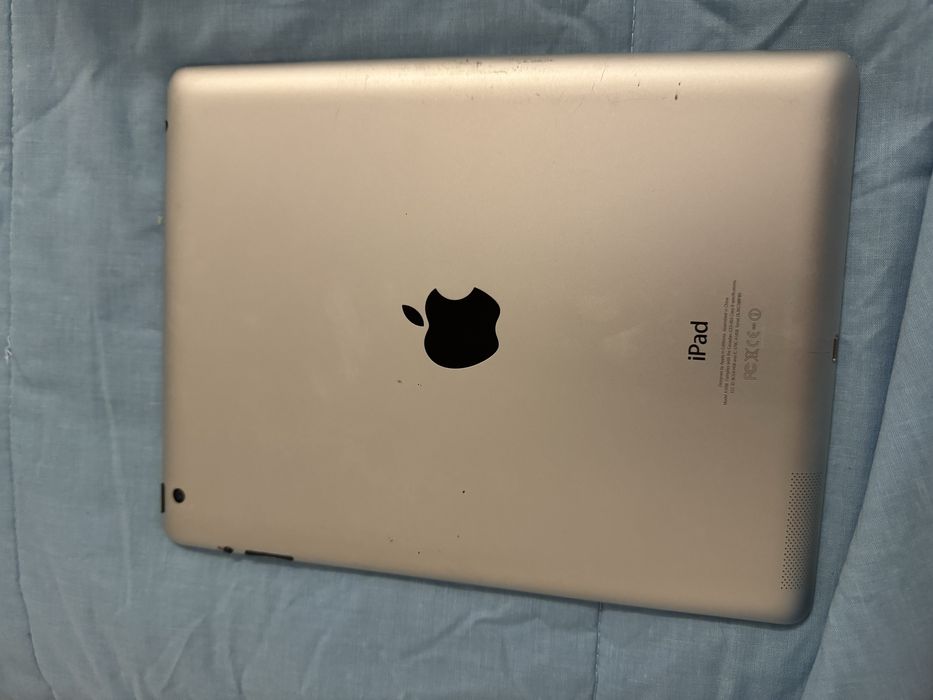 Ipad para peças com estrutura  em bom estado.