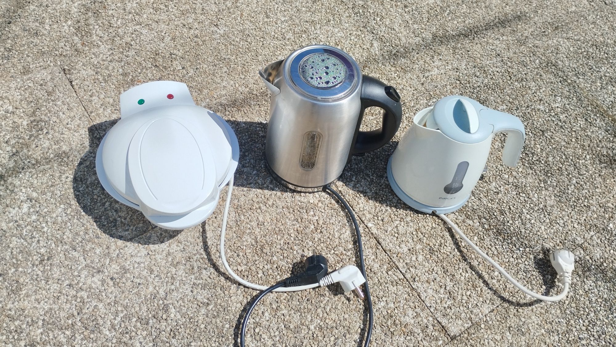 Cafeteira de aquecer água e coqueira eletricas
