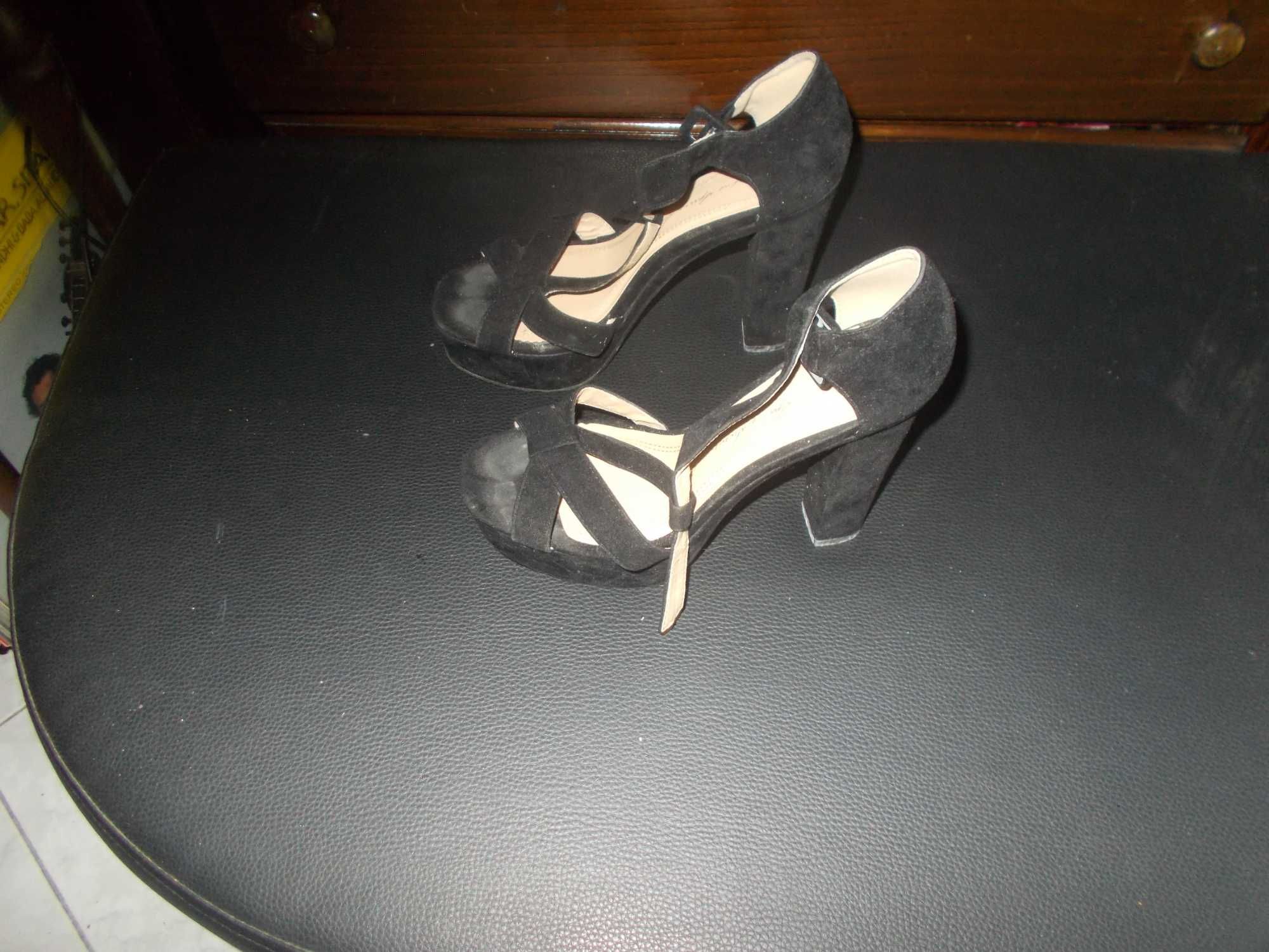 sapatos tipo sandalia pretos e bege