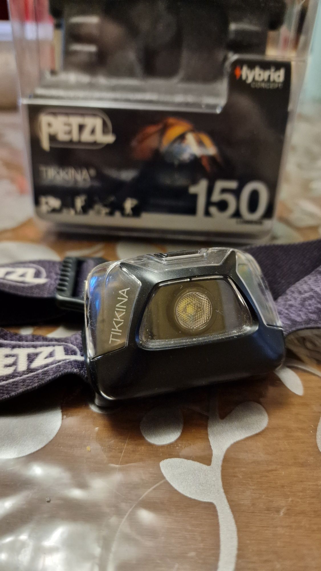 Продам налобный фонарь petzl tikkina