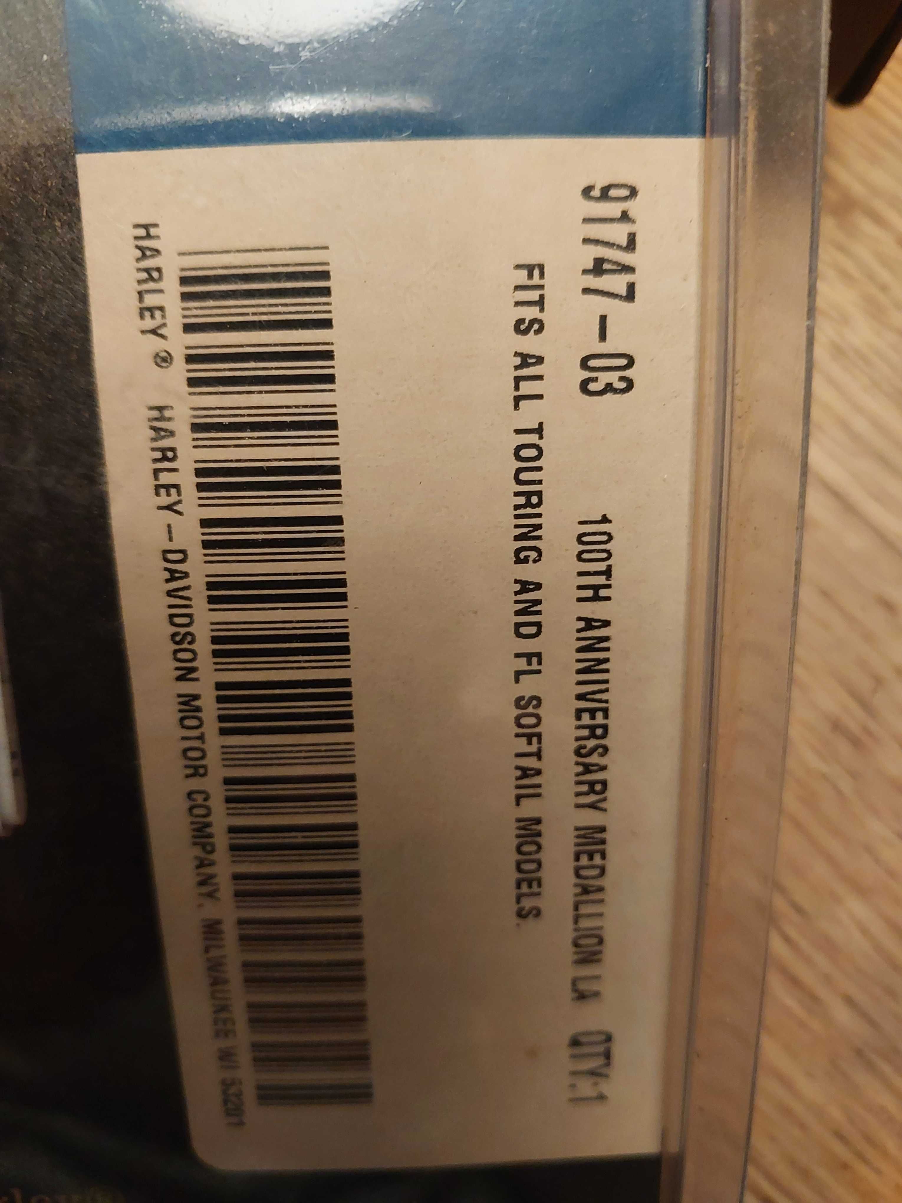 Harley Davidson 100th Emblemat Znaczek UNIKAT na przedni błotnik NOS