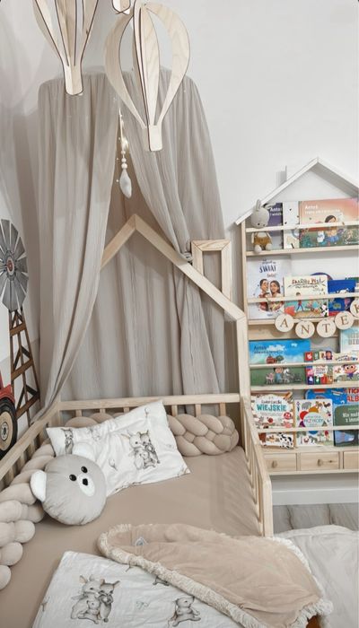 Drewniana biblioteczka domek z szufladkami