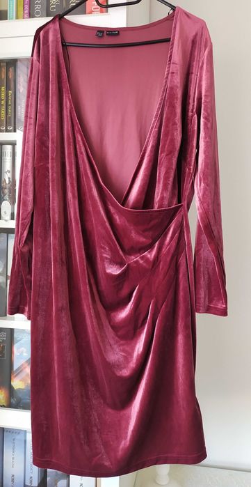 Sukienka z „pluszowego” materiału, ciekawy kolor