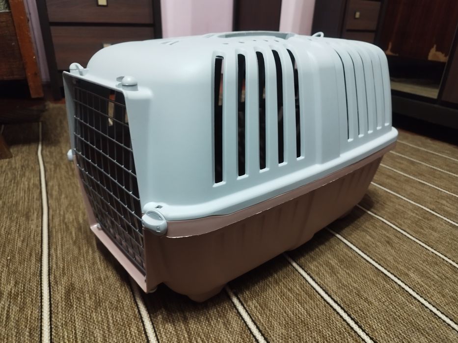 Переноска і кормушка для собак і котів