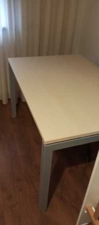 Carpete , mesa e cadeira