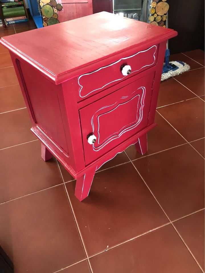 Pequena mesa de cabeceira pintada a mão