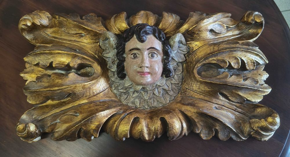 Retábulo floral com cabeça de anjo em nadeira