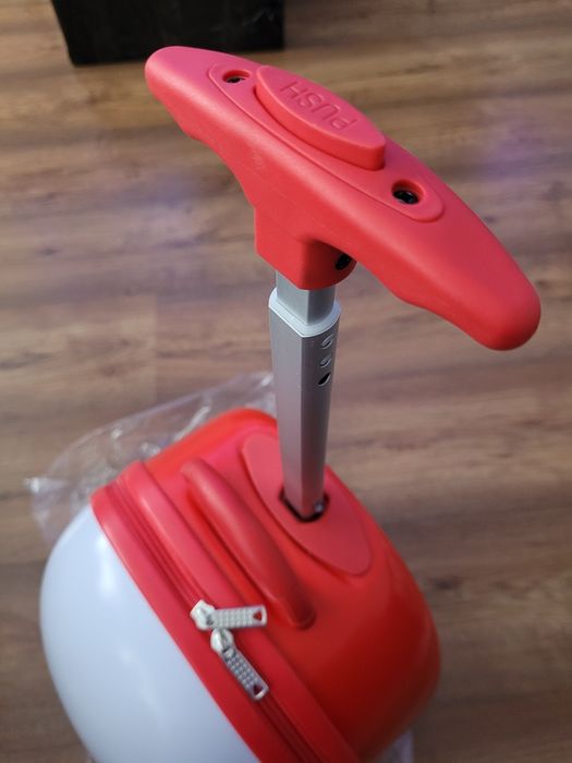 Walizka kinder jajko niespodzianka, plus gratis naklejki.