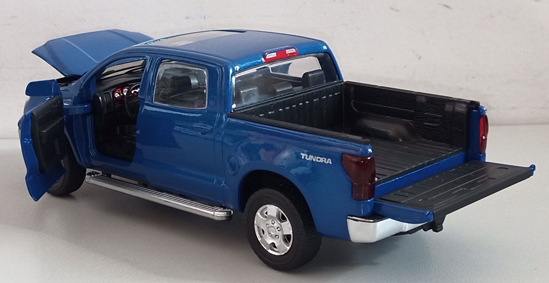 Toyota TUNDRA модель 1:32 "АвтоСвіт". Металл, звук, свет.