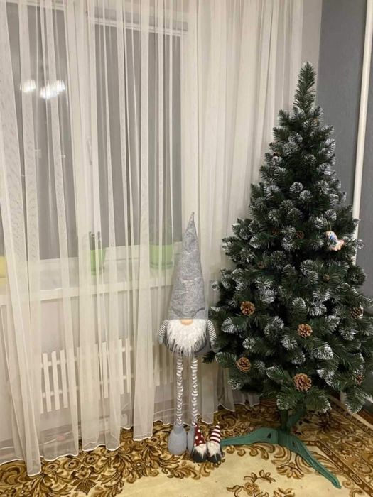 Штучна ялинка з білими кінчиками і шишками