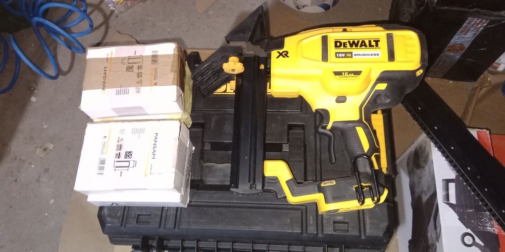 Dewalt DCN682 sztyfciarka