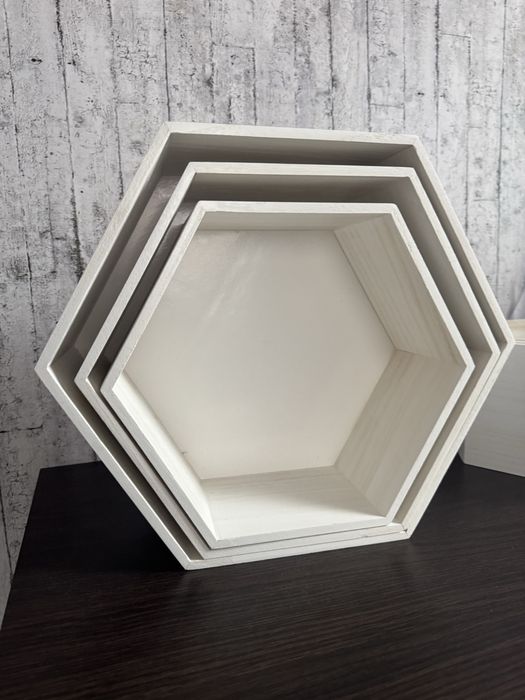 Полички у формі сот.