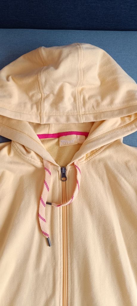 Bluza z kapturem zapinana na zamek